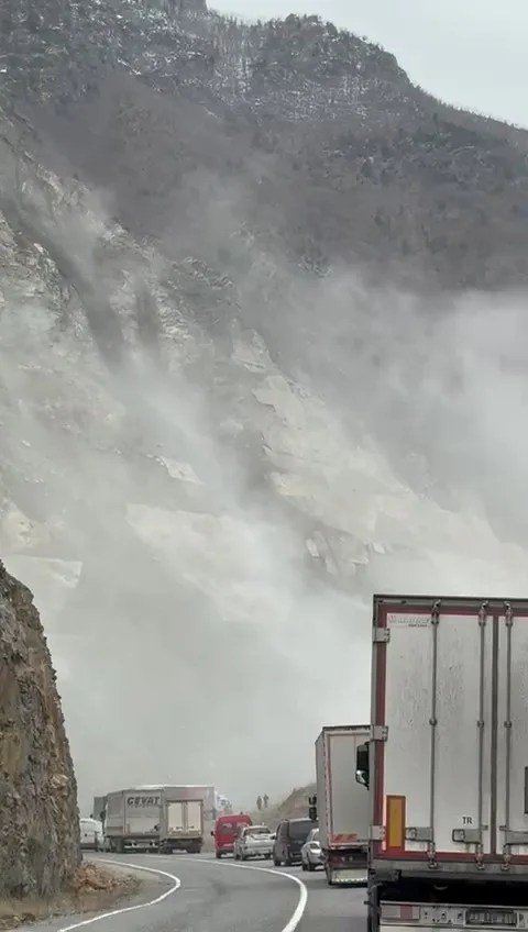 Artvin Şavşat Yolu Heyelan Nedeniyle Kapandı