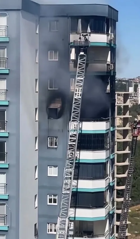 Adana'da Yangında Mahsur Kalan Baba ve Bebeği İnşaat İşçisi Kurtardı