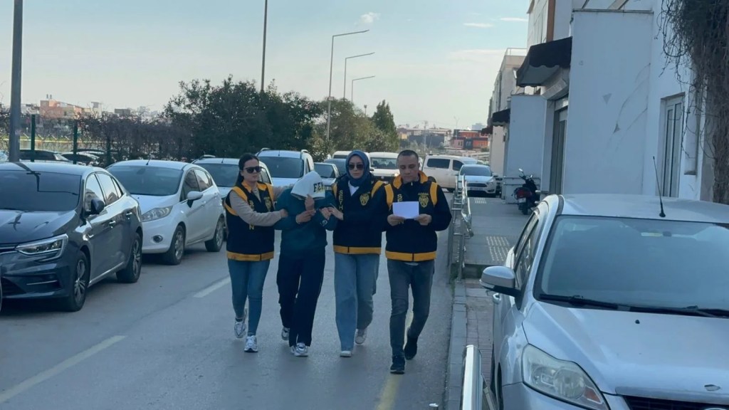 Adana'da Eşini Bıçaklayan Kadın Tutuklandı