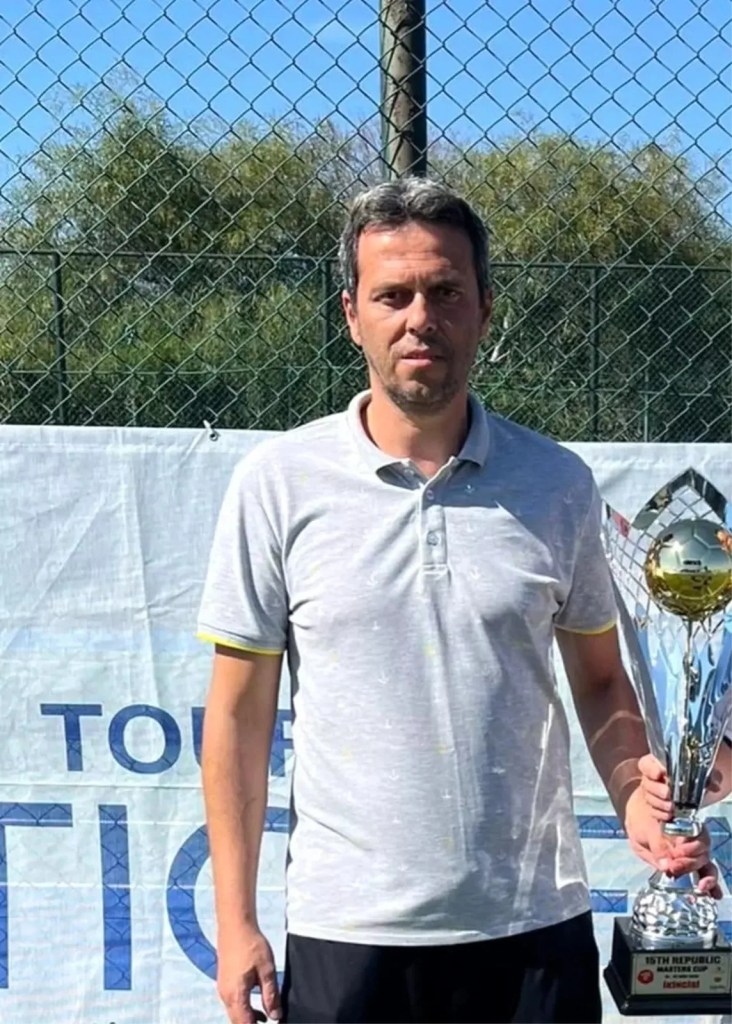 Bursa'da Halı Sahada Kalp Krizi Geçiren Eski Futbolcu Hayatını Kaybetti