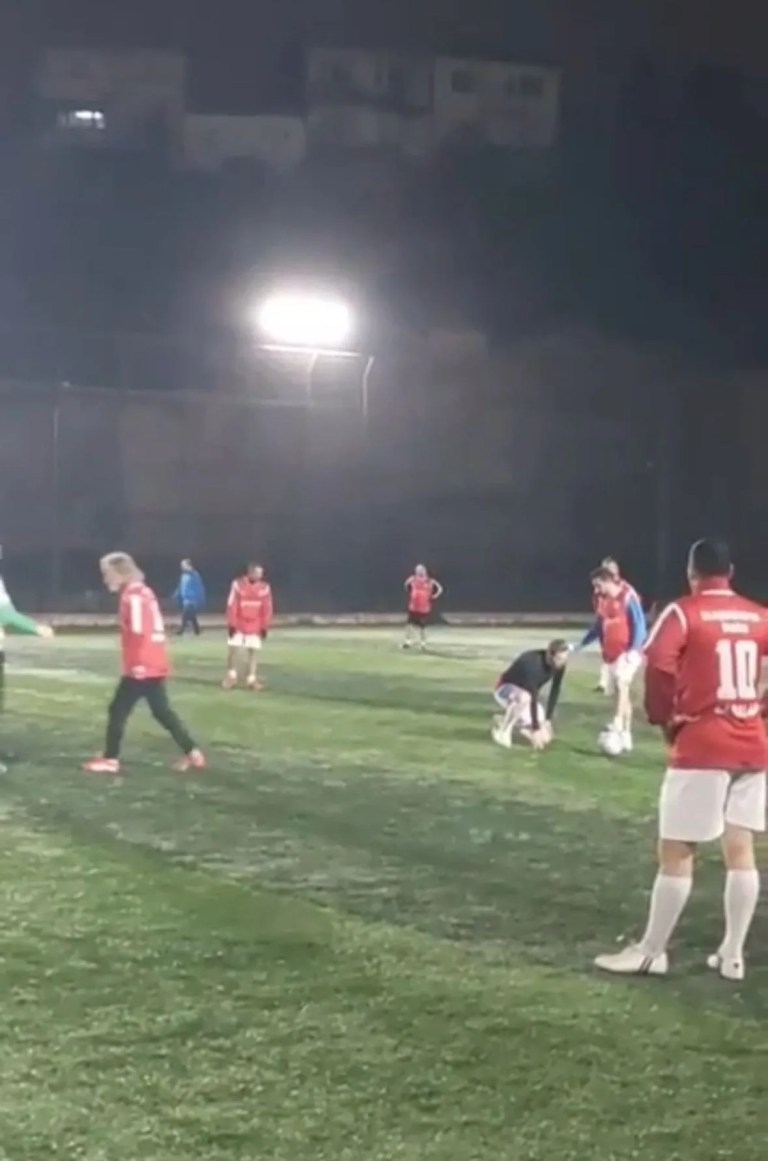 Bursa'da Halı Sahada Kalp Krizi Geçiren Eski Futbolcu Hayatını Kaybetti
