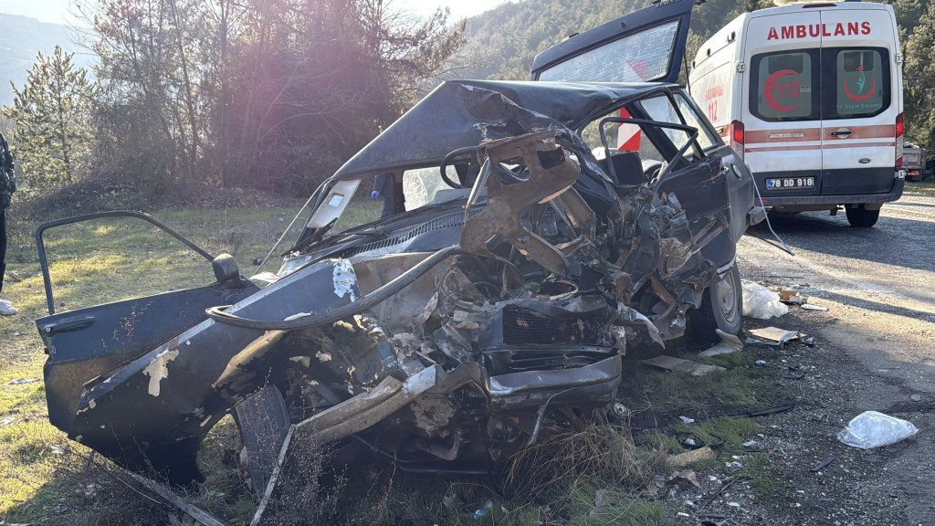 Karabük'te Kamyon ve Otomobil Çarpıştı: 2 Ölü, 4 Yaralı