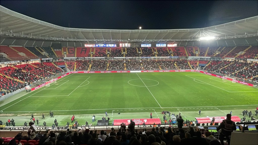 Gaziantep FK - Fenerbahçe Maçı Işık Sorunu Nedeniyle Ertelendi