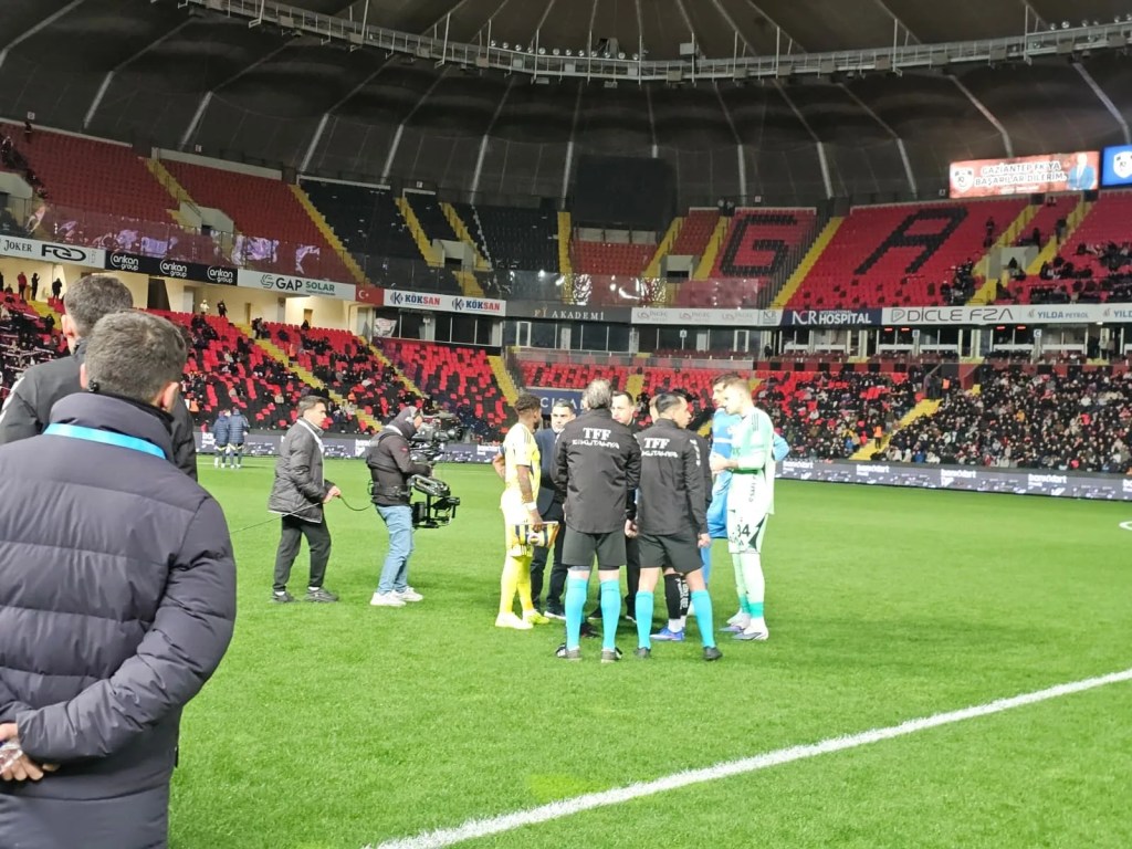Gaziantep FK - Fenerbahçe Maçı Işık Sorunu Nedeniyle Ertelendi