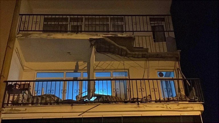 Üsküdar'da Balkon Çöktü, Dört Katlı Bina Tahliye Edildi