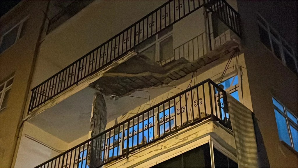 Üsküdar'da Balkon Çöktü, Dört Katlı Bina Tahliye Edildi