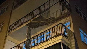 Üsküdar'da Balkon Çöktü, Dört Katlı Bina Tahliye Edildi