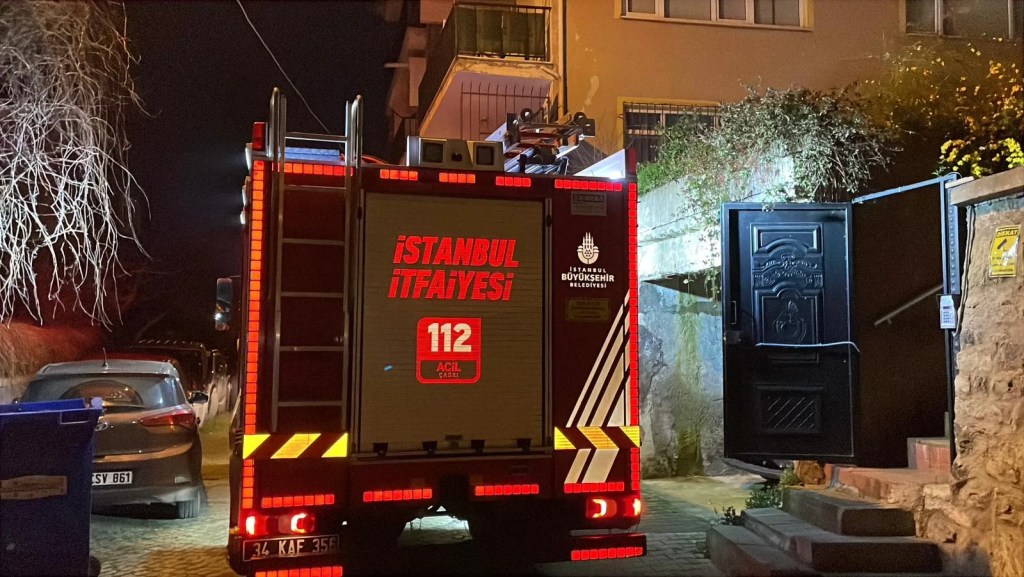 Üsküdar'da Balkon Çöktü, Dört Katlı Bina Tahliye Edildi