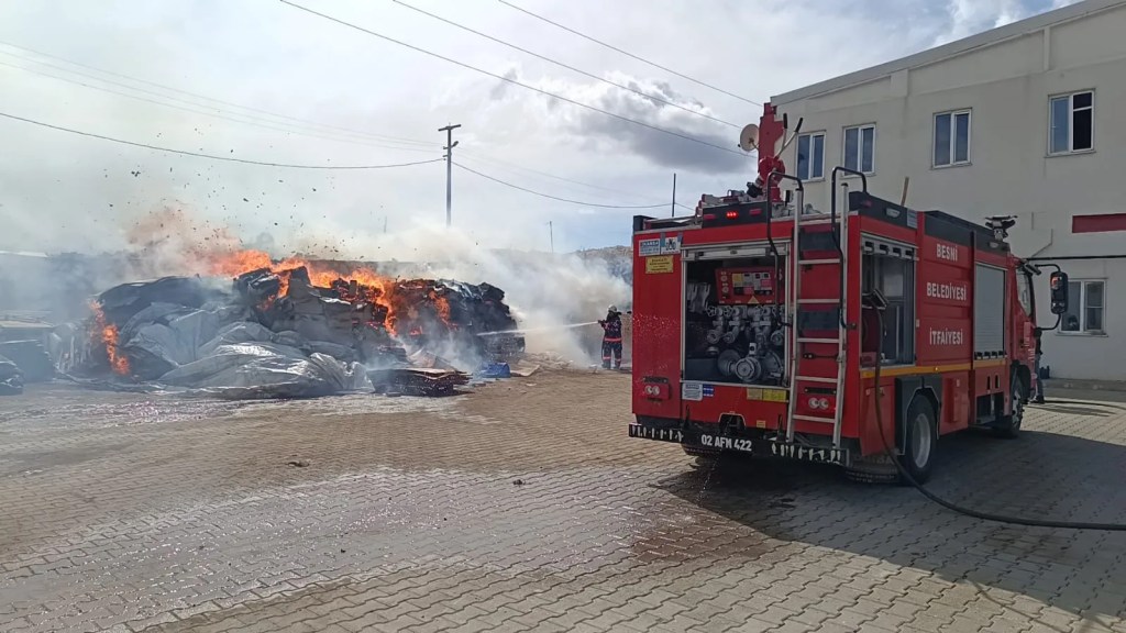 Adıyaman'da Tütün Tesisinde Yangın Paniği