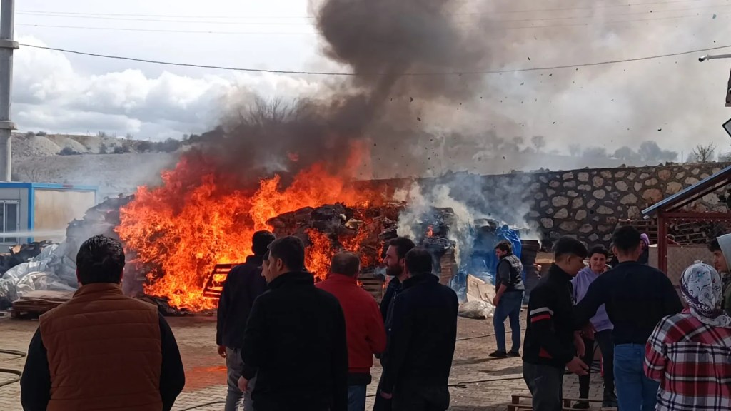 Adıyaman'da Tütün Tesisinde Yangın Paniği