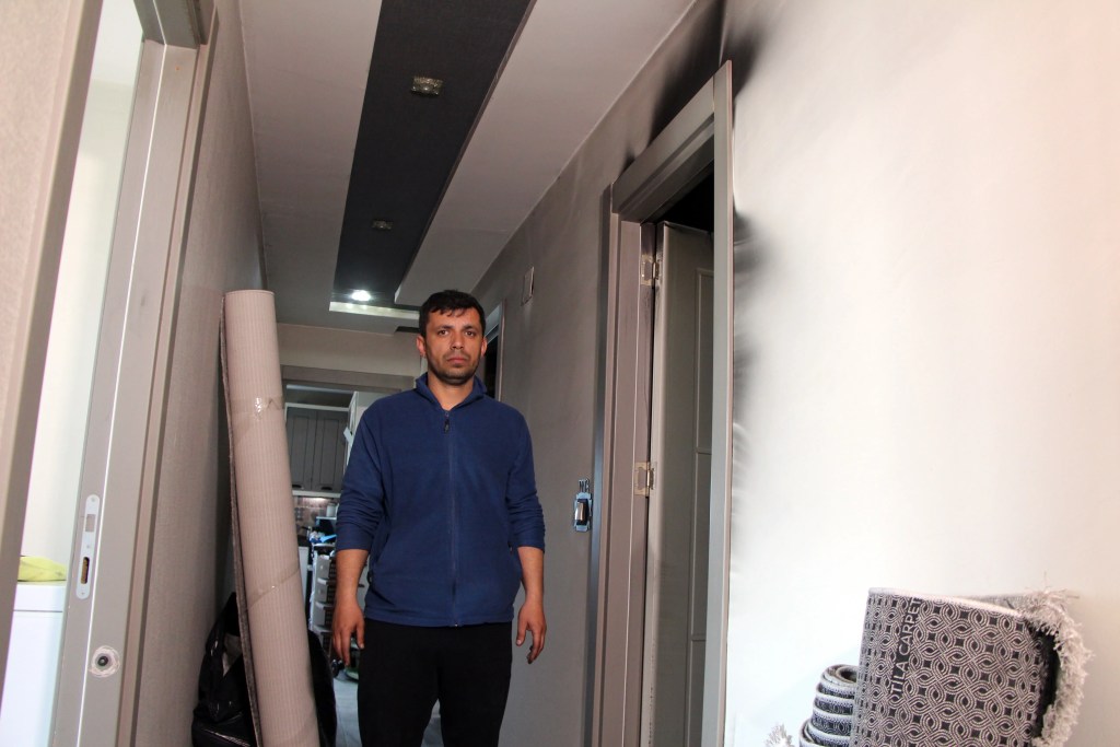 İnşaat İşçisi Yangından Kurtardığı Aileyle Buluştu