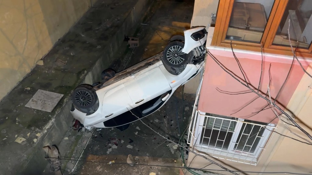 Avcılar'da Otomobil Bina Boşluğuna Düştü