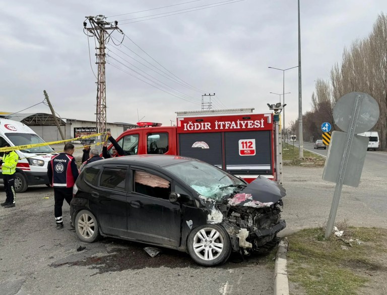 Iğdır'da Kamyonet Trafonun Duvarını Yıktı