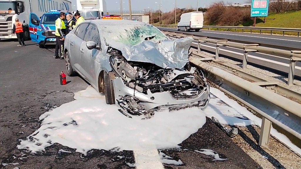 Silivri'de Kamyon ve Otomobil Çarpıştı: İki Yaralı