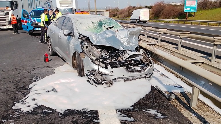 Silivri'de Kamyon ve Otomobil Çarpıştı: İki Yaralı