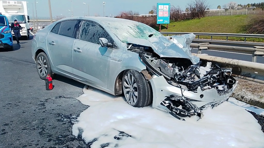 Silivri'de Kamyon ve Otomobil Çarpıştı: İki Yaralı