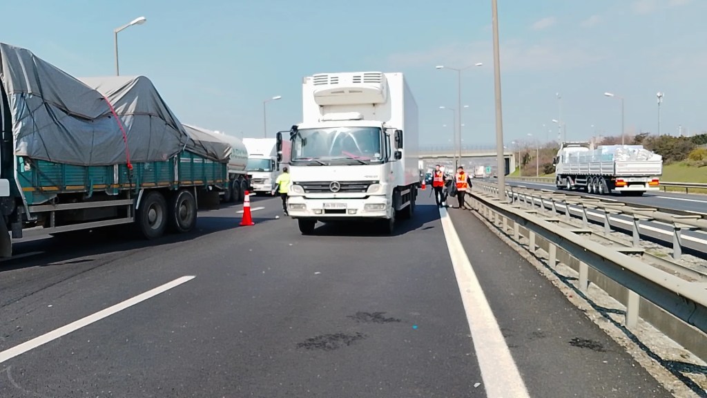 Silivri'de Kamyon ve Otomobil Çarpıştı: İki Yaralı