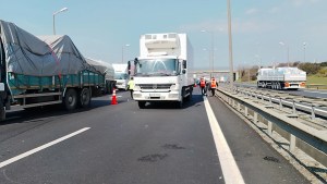 Silivri'de Kamyon ve Otomobil Çarpıştı: İki Yaralı