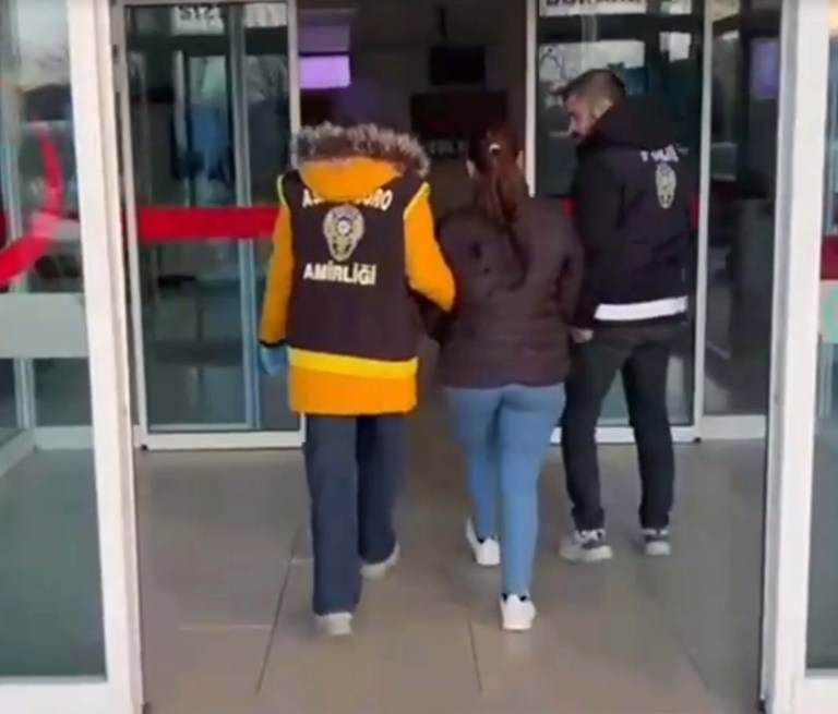 İzmir'de Firari Kadın Gizli Bölmede Yakalandı