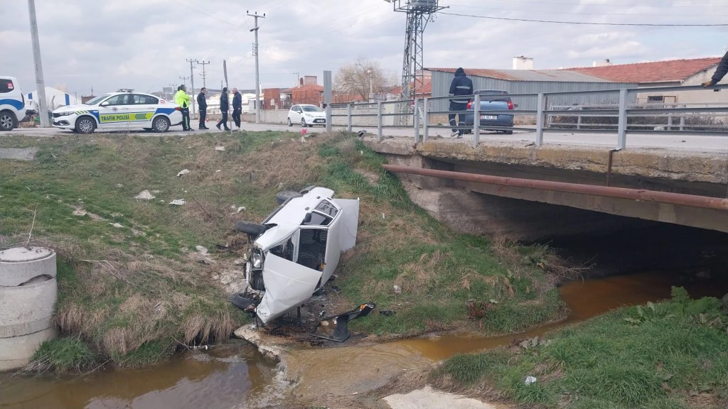 Kütahya'da İki Otomobil Çarpıştı: Biri Dereye Uçtu