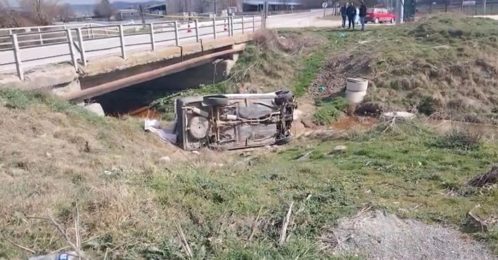 Kütahya'da İki Otomobil Çarpıştı: Biri Dereye Uçtu