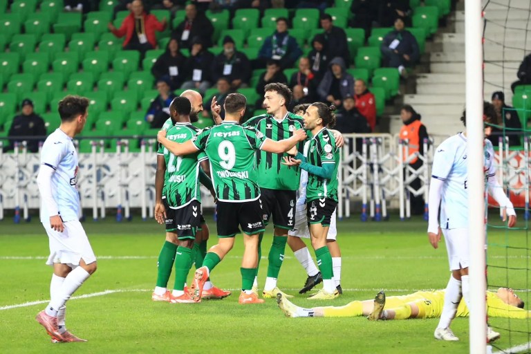Sakaryaspor Adana Demirspor'u 4-0 Mağlup Etti