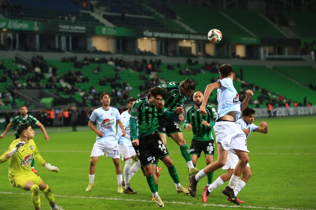 Sakaryaspor Adana Demirspor'u 4-0 Mağlup Etti