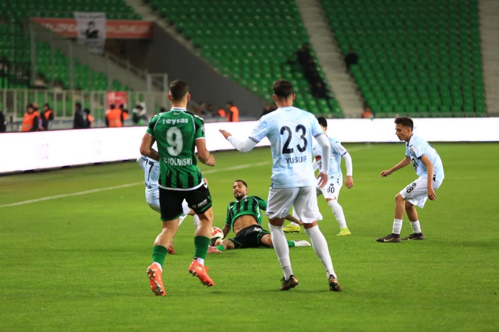 Sakaryaspor Adana Demirspor'u 4-0 Mağlup Etti