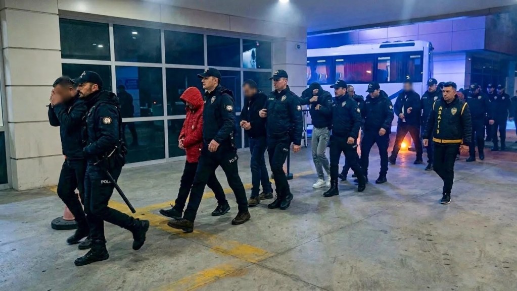 Manisa'da Dolandırıcılık Operasyonu: 10 Kişi Tutuklandı
