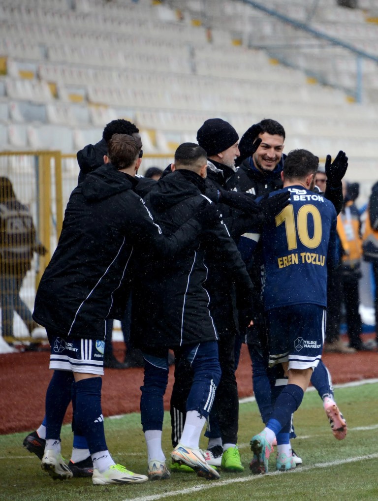 Erzurumspor Manisa'yı Farklı Geçti: 8-1