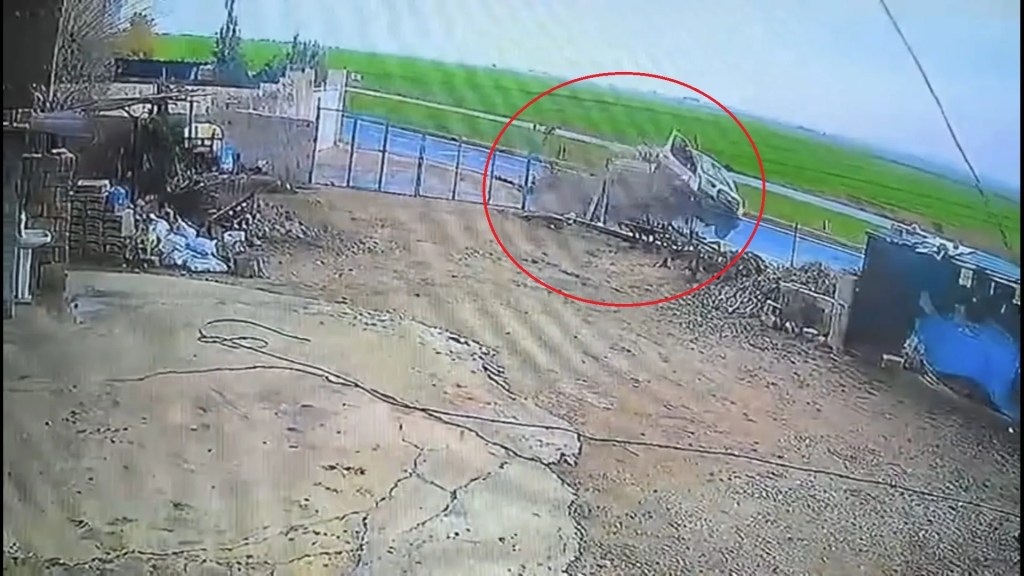 Nusaybin'de Tarım Makinesi Yüklü Kamyonet Kazası: 3 Yaralı