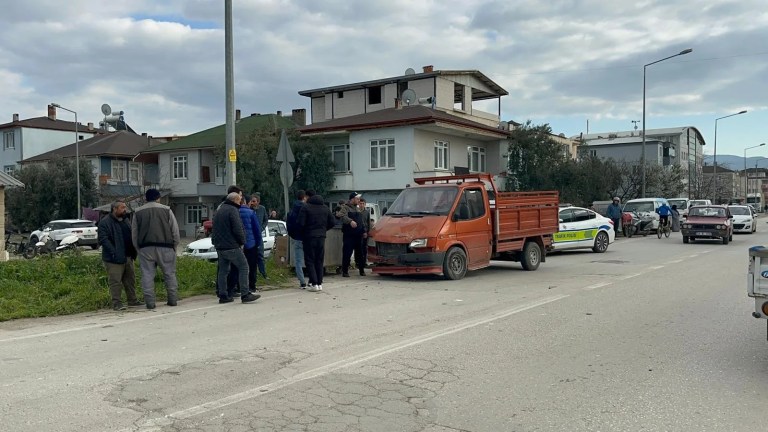 Bursa İznik'te Motosiklet ve Kamyonet Çarpıştı: İki Yaralı