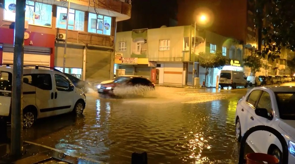 Mardin Kızıltepe'de Sağanak Yağış Sonrası Yollar Göle Döndü