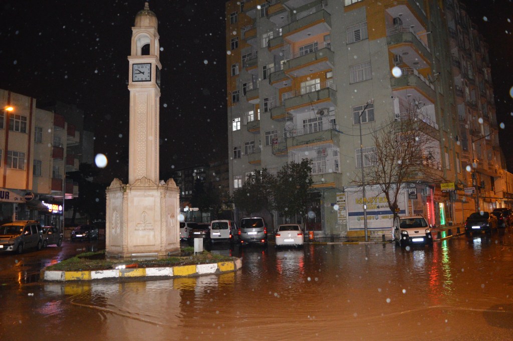 Mardin Kızıltepe'de Sağanak Yağış Sonrası Yollar Göle Döndü