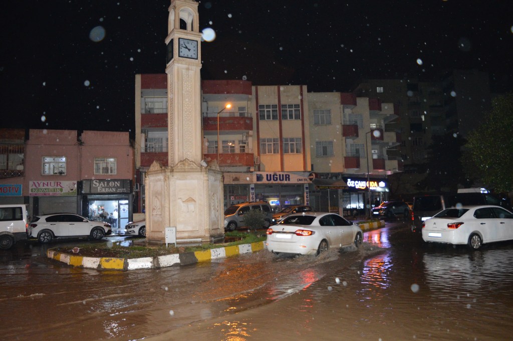 Mardin Kızıltepe'de Sağanak Yağış Sonrası Yollar Göle Döndü