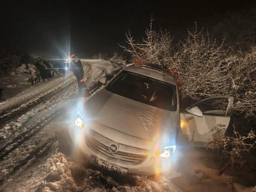 Diyarbakır'da Kar Yağışı Trafiği Felç Etti