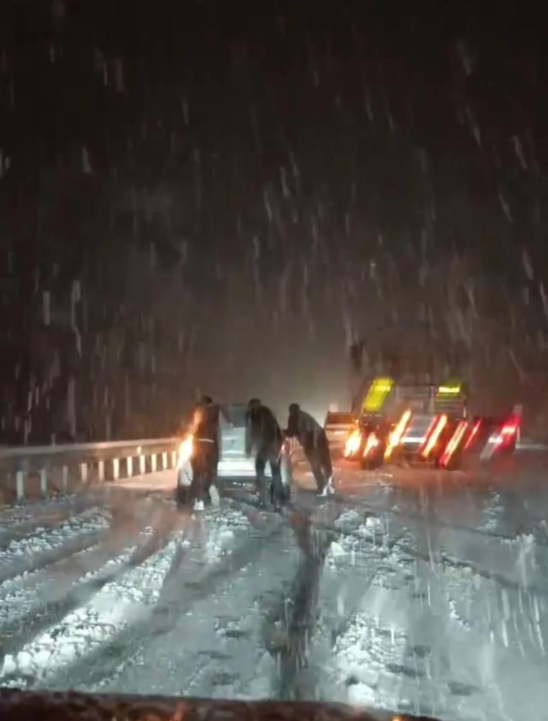 Diyarbakır'da Kar Yağışı Trafiği Felç Etti