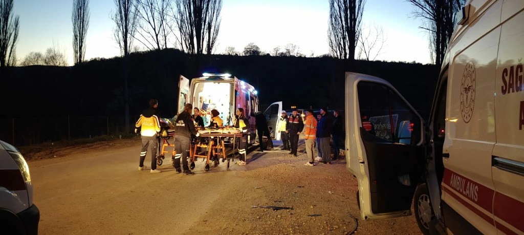 Balıkesir'de Araç Dere Yatağına Devrildi: 5 Yaralı