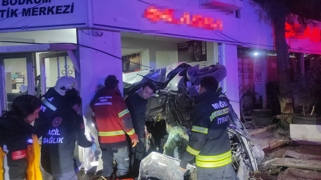 Bodrum'da Alkollü Sürücü Mağazaya Çarptı: 3 Yaralı