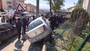 İnegöl'de El Freni Çekilmeyen Araç Kazaya Neden Oldu