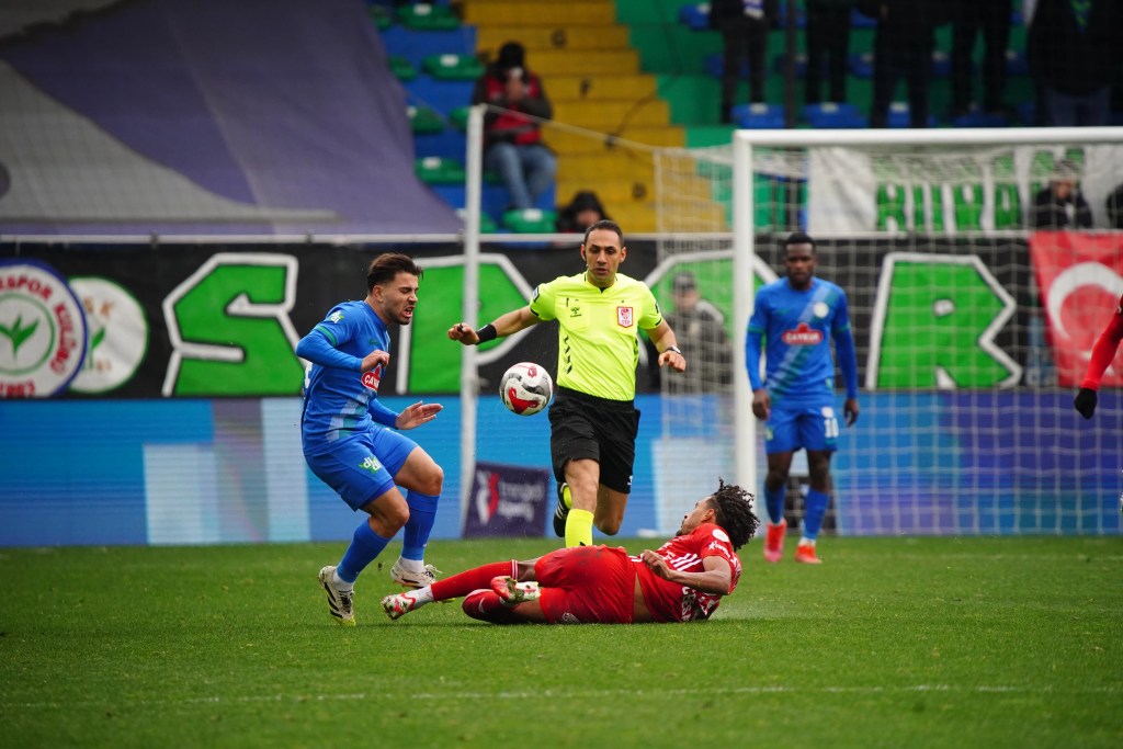 Çaykur Rizespor Antalyaspor'u Tek Golle Geçti