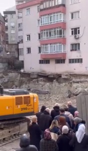 Bahçelievler'de Temel Kayması Nedeniyle Bina Tahliye Edildi