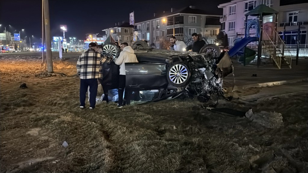 Kütahya'da Otomobil Kazası: Sürücü Yaralandı