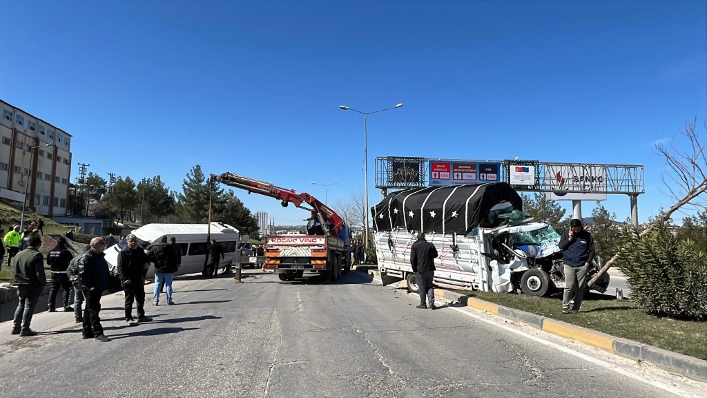 Gaziantep'te Kamyonet ve Minibüs Çarpıştı: Dört Yaralı