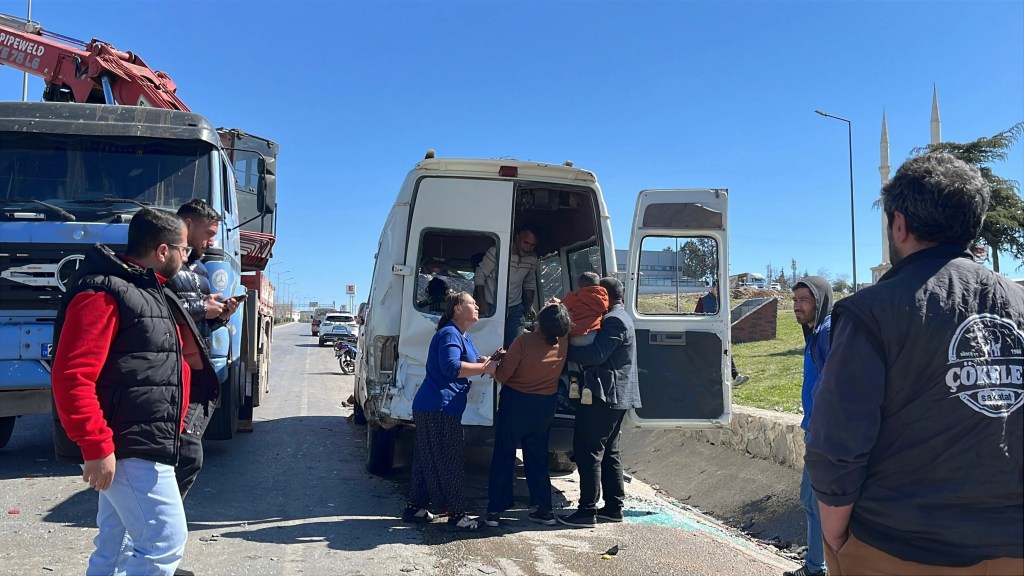 Gaziantep'te Kamyonet ve Minibüs Çarpıştı: Dört Yaralı