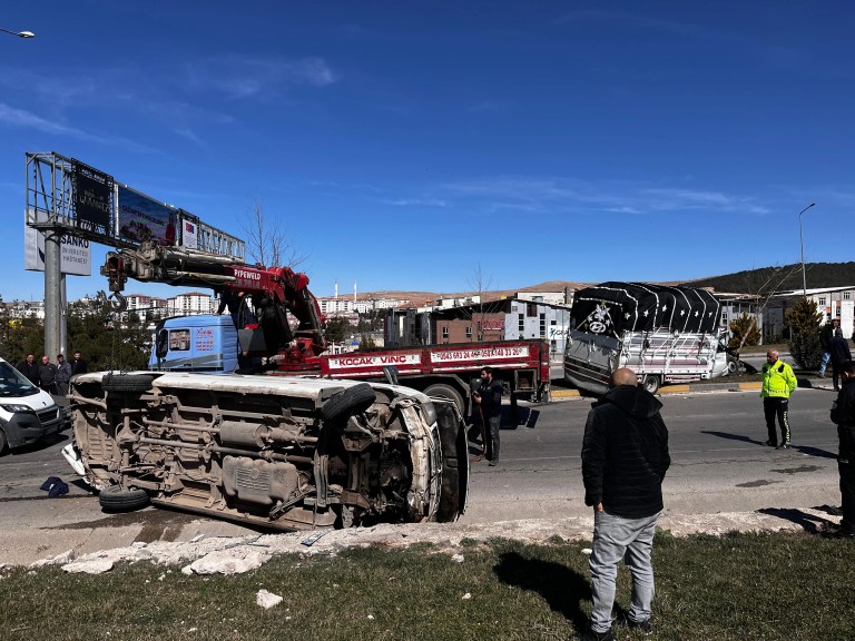 Gaziantep'te Kamyonet ve Minibüs Çarpıştı: Dört Yaralı