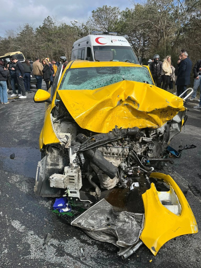 Sarıyer'de Taksi ve Minibüs Çarpıştı: 1 Ölü, 4 Yaralı