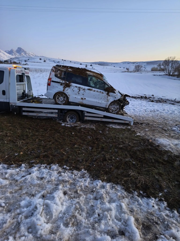 Niğde'de Hafif Ticari Araç Kazası: 4 Yaralı