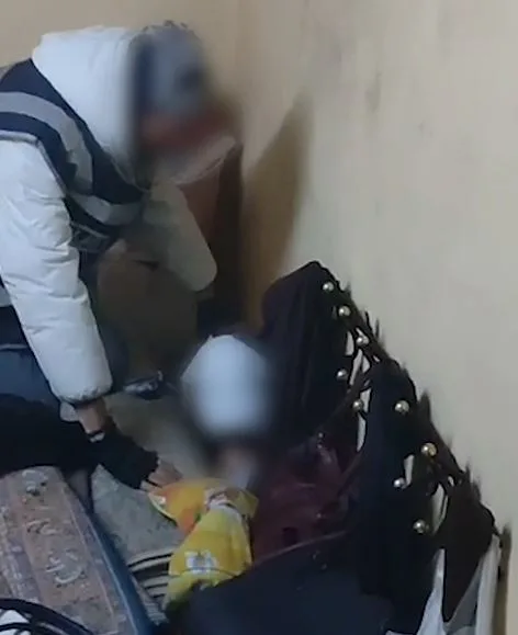 Cinsel İstismar Suçlusu Halıların Arasında Yakalandı
