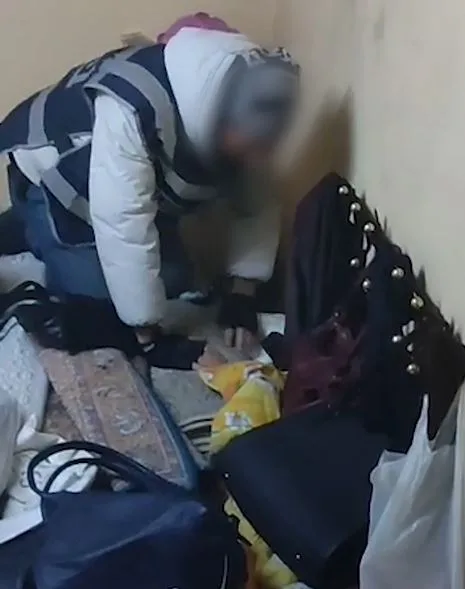 Cinsel İstismar Suçlusu Halıların Arasında Yakalandı